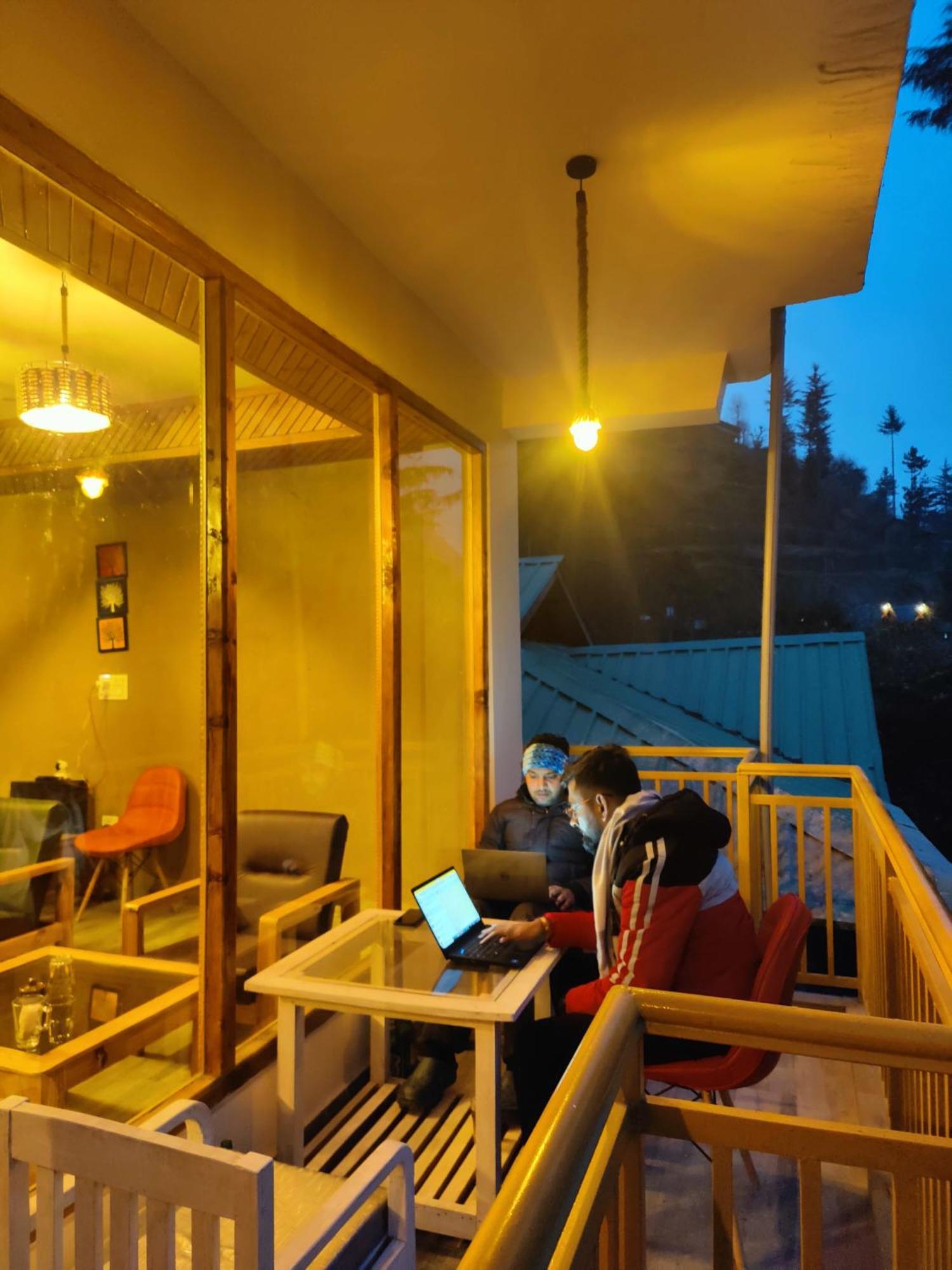 The Woodpecker Inn & Cafe, Jibhi ภายนอก รูปภาพ