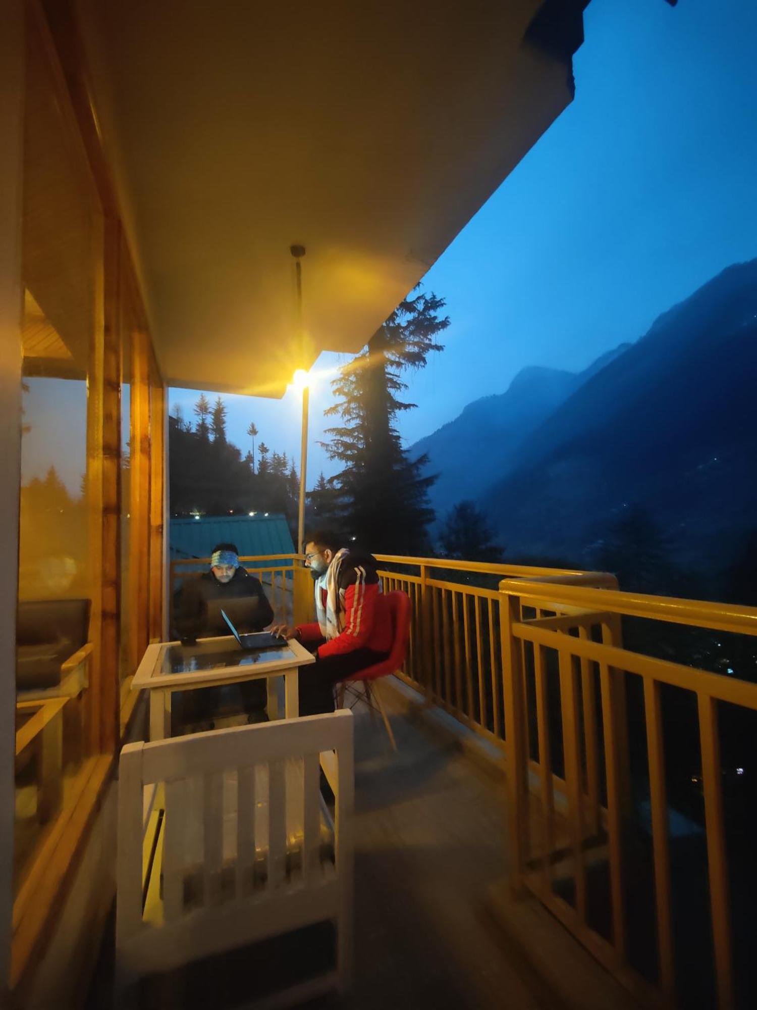 The Woodpecker Inn & Cafe, Jibhi ภายนอก รูปภาพ